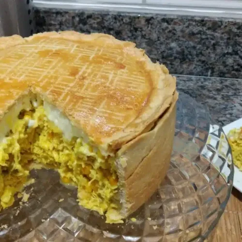 Delicioso empadão de frango com massa irresistível e recheio suculento que derrete na boca