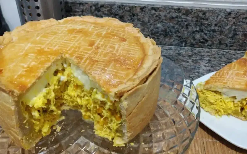 Delicioso empadão de frango com massa irresistível e recheio suculento que derrete na boca