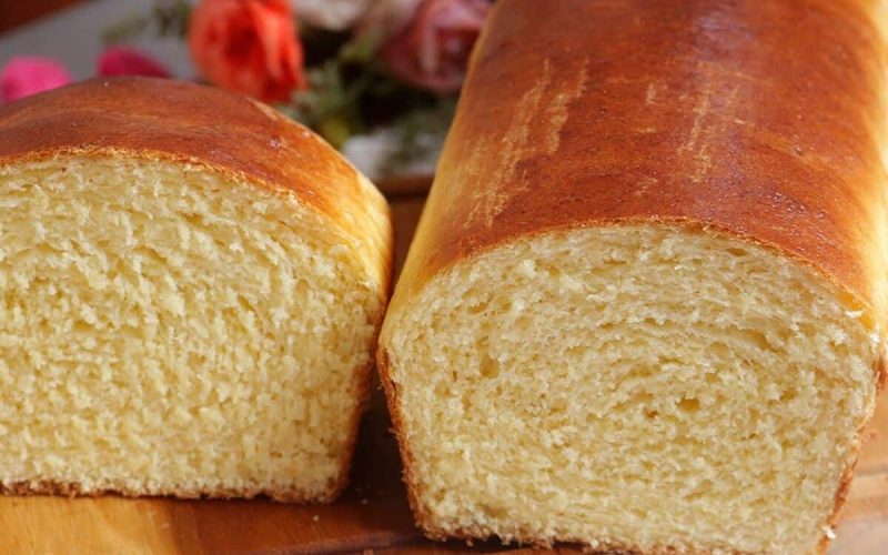 Pão caseiro macio com toque de fubá: uma opção econômica e quentinha para o seu café da manhã