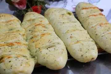 Delícia de pão de alho com queijo cremoso e temperos, perfeito para forno ou churrasqueira