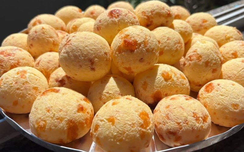 Pão de queijo irresistível: crocância externa e maciez interna com polvilho doce