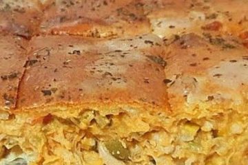 Deliciosa torta de frango com recheio saboroso e crocante massa feita no liquidificador