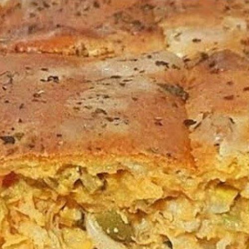 Deliciosa torta de frango com recheio saboroso e crocante massa feita no liquidificador
