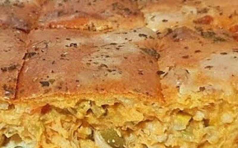 Deliciosa torta de frango com recheio saboroso e massa leve preparada no liquidificador