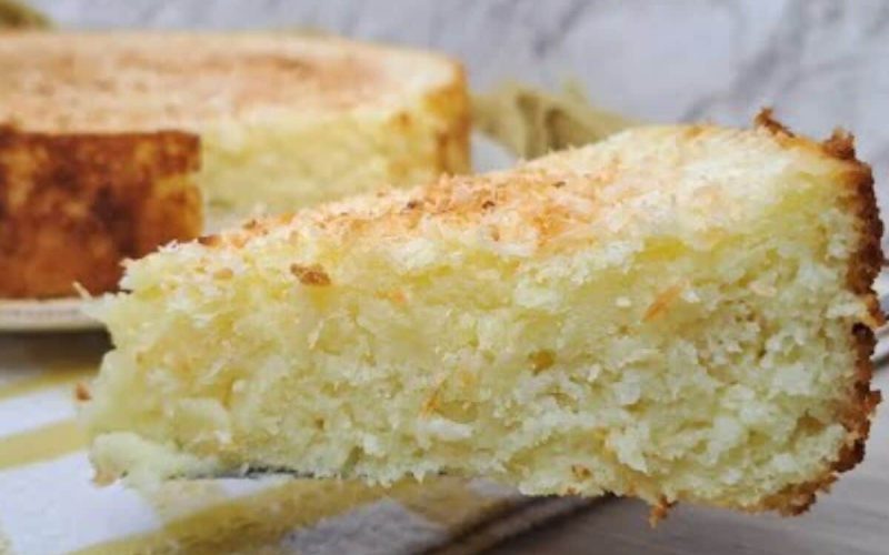 Delicie-se com um bolo de coco irresistivelmente cremoso, sem leite condensado, que conquista paladares!