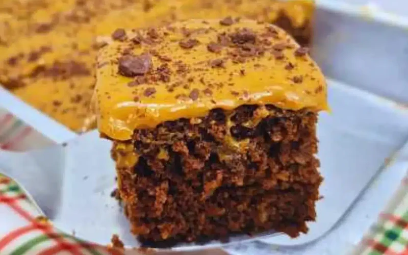 Delicioso bolo pão de mel: simples de preparar, macio e coberto com doce de leite, perfeito para o lanche da tarde