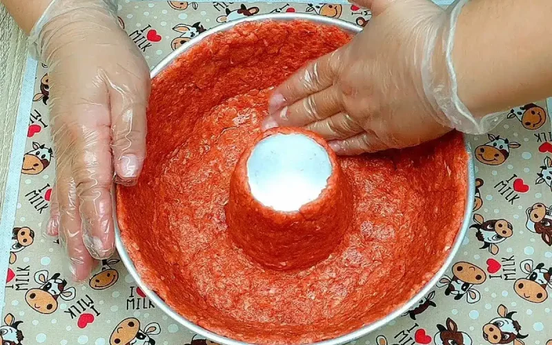 Delicioso bolo de carne recheado, crocante por fora e suculento por dentro, perfeito para almoços em família