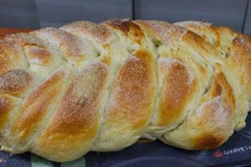 Delicie-se com um pão trançado caseiro: fofura e praticidade para um café da manhã inesquecível em família!