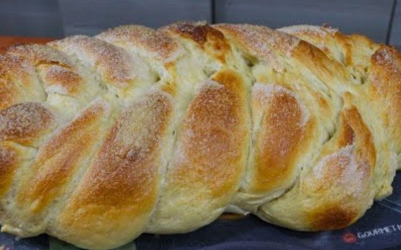 Delicie-se com um pão trançado caseiro: fofura e praticidade para um café da manhã inesquecível em família!