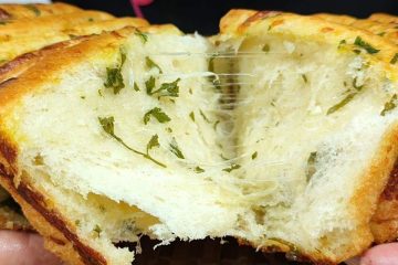 Delicie-se com um pão de alho recheado e cremoso, perfeito para assar na churrasqueira ou no forno!