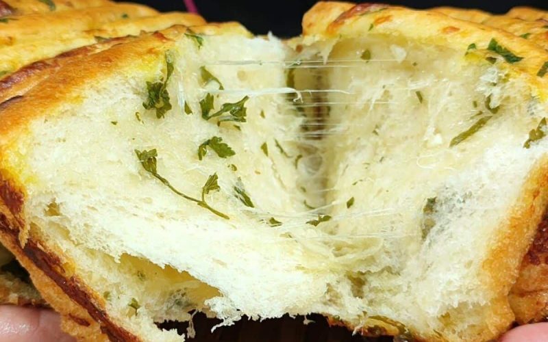 Delicie-se com um pão de alho recheado e cremoso, perfeito para assar na churrasqueira ou no forno!