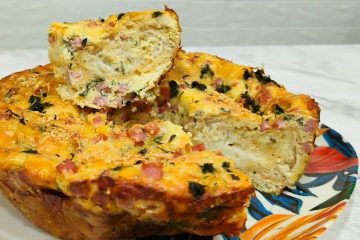 Lanche de forno irresistível: torta de pão amanhecido recheada e econômica
