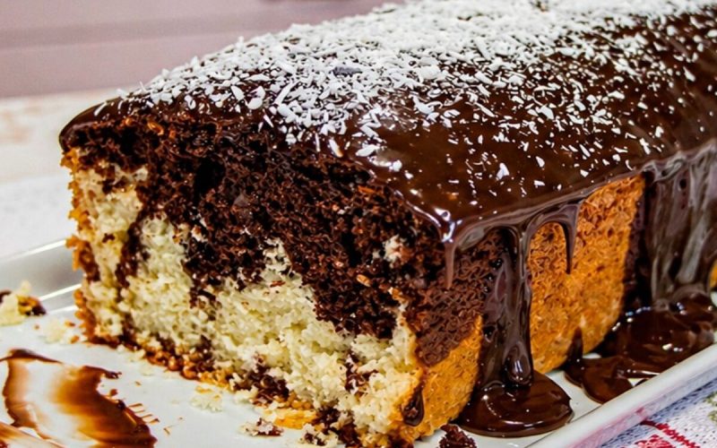 Delicioso bolo de coco e chocolate com uma cobertura irresistível que vai encantar a todos