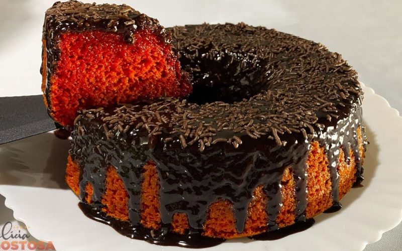 Bolo de beterraba com cobertura de chocolate super fofinho, molhadinho e perfumado
