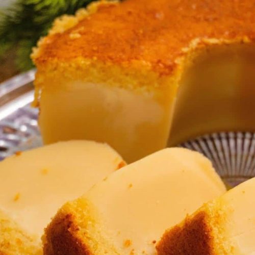 Bolo de leite fácil de liquidificador com textura de pudim e massa super fofinha, uma gostosura