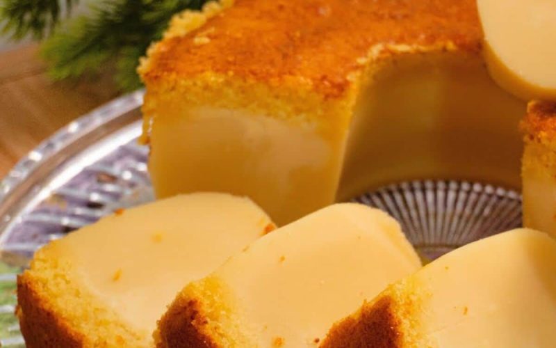 Bolo de leite fácil de liquidificador com textura de pudim e massa super fofinha, uma gostosura