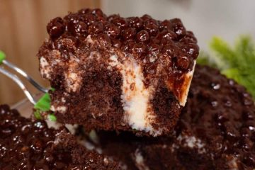 Bolo de prestígio na travessa bem molhadinho e recheado com bastante coco, para você servir geladinho