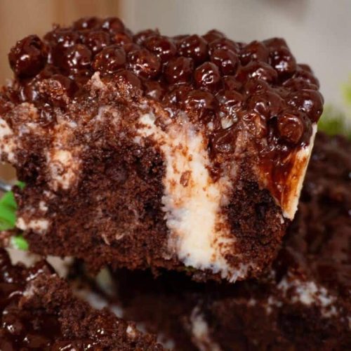 Bolo de prestígio na travessa bem molhadinho e recheado com bastante coco, para você servir geladinho