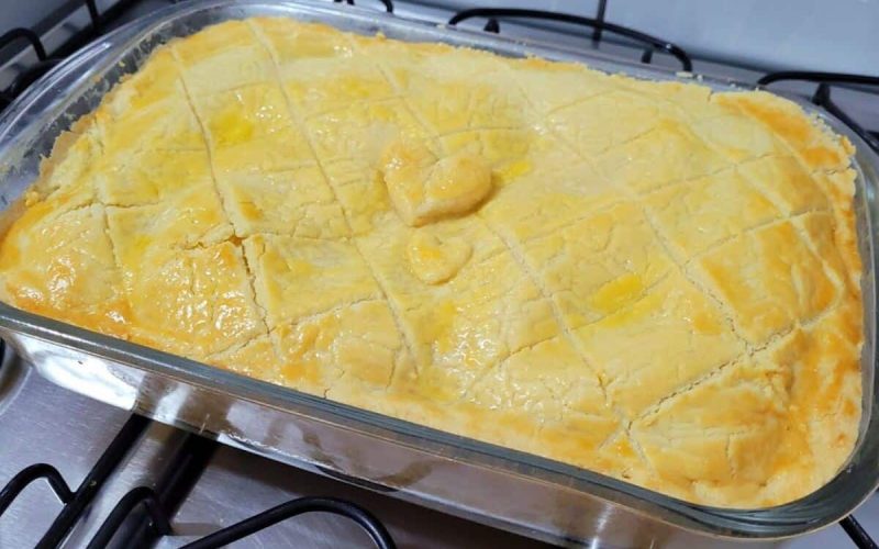 Delicie-se com um empadão de frango cremoso e crocante, preparado com apenas três ingredientes!