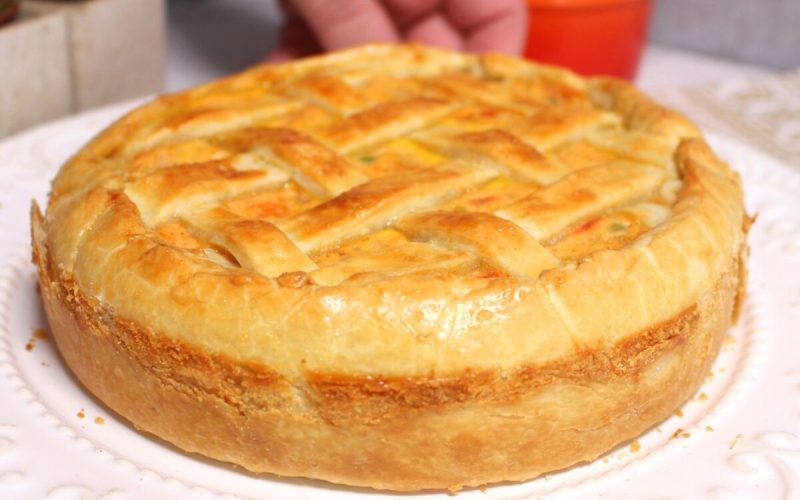Empadão de legumes cremoso e saudável com uma massa leve que derrete na boca, ideal para qualquer ocasião