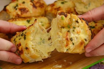 Pão de alho cremoso por dentro e super crocante por fora, para você assar no forno ou na churrasqueira