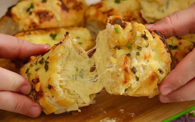 Pão de alho cremoso por dentro e super crocante por fora, para você assar no forno ou na churrasqueira