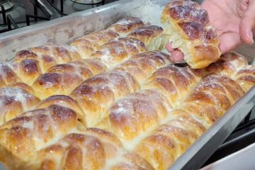 Delicie-se com um pão doce macio e simples de preparar, ideal para saborear quentinho no café da manhã.