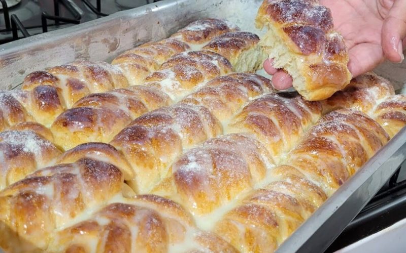 Delicie-se com um pão doce macio e simples de preparar, ideal para saborear quentinho no café da manhã.