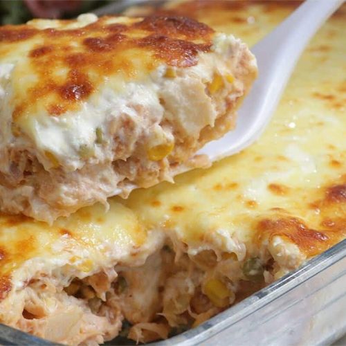 Torta salgada de frango feita com uma massa de dois ingredientes, super leve, prática e deliciosa