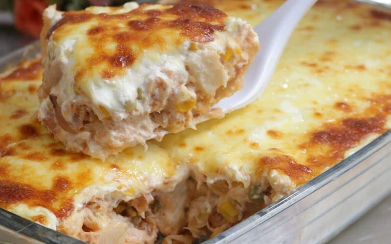 Deliciosa e leve: torta salgada de frango com massa simplificada de dois ingredientes