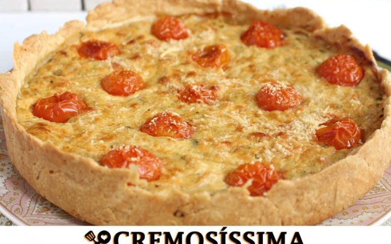 Deliciosa torta de cebola e alho-poró recheada com queijo: prática e ideal para todas as festas