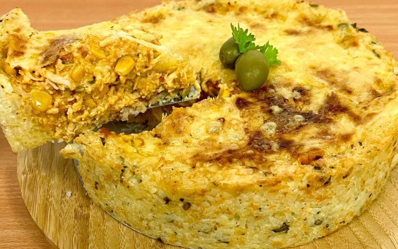 Deliciosa torta de frango com arroz do dia anterior: um lanche irresistível e recheado de sabor!