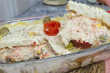 Torta fria de frango cremosa na travessa, preparada com maionese caseira especial