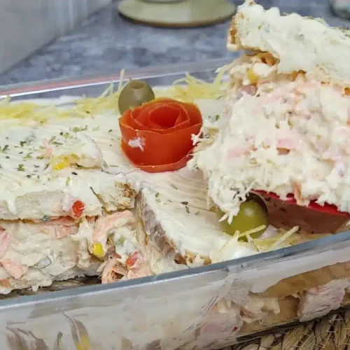 Torta fria de frango cremosa na travessa, preparada com maionese caseira especial