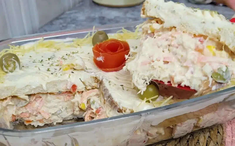 Torta fria de frango cremosa na travessa, preparada com maionese caseira especial