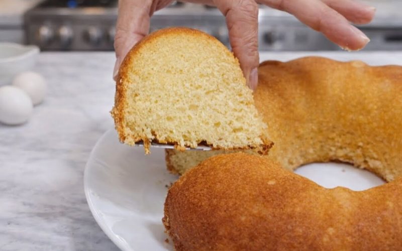 Delicioso bolo de leite condensado que derrete na boca, perfeito para saborear com um café quentinho