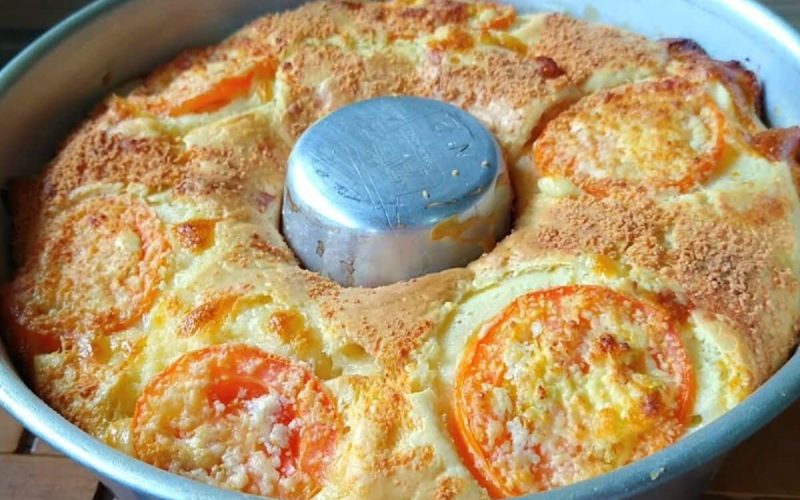 Receita fácil de bolo salgado no liquidificador: fofura e sabor em cada pedaço!