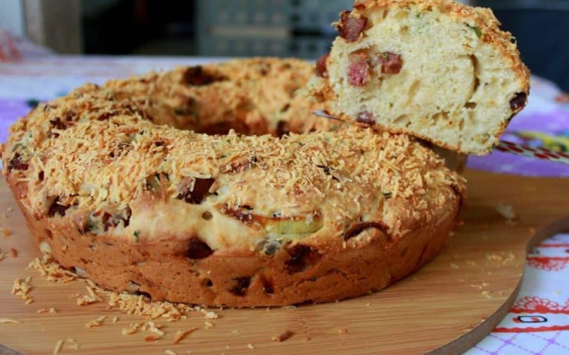 Delicioso pão de calabresa: fofura e recheio preparados no liquidificador, sem sova!