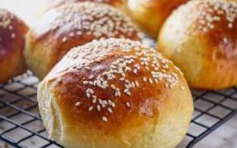 Delicie-se com um pão de hambúrguer caseiro super macio, saboroso e simples de fazer à la Big Mac