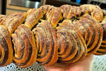 Pão trançado artesanal: uma rosca irresistível e delicada para saborear com seu café