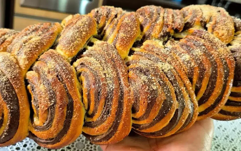 Pão trançado artesanal: uma rosca irresistível e delicada para saborear com seu café