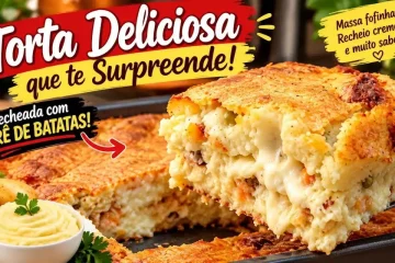 Deliciosa torta dourada recheada com um cremoso purê de batatas aromatizado
