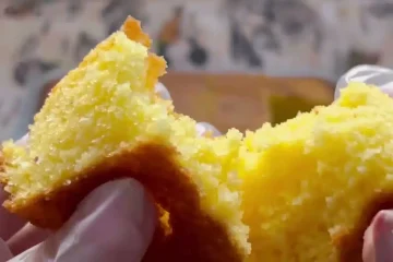 Delicioso bolo fofinho de fubá e suco de laranja, livre de farinha de trigo