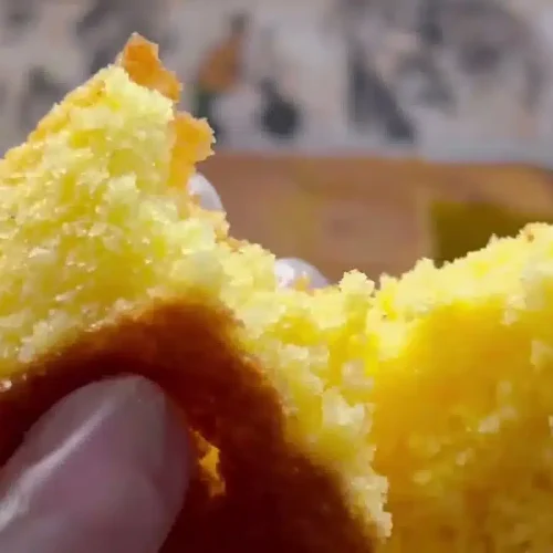 Delicioso bolo fofinho de fubá e suco de laranja, livre de farinha de trigo