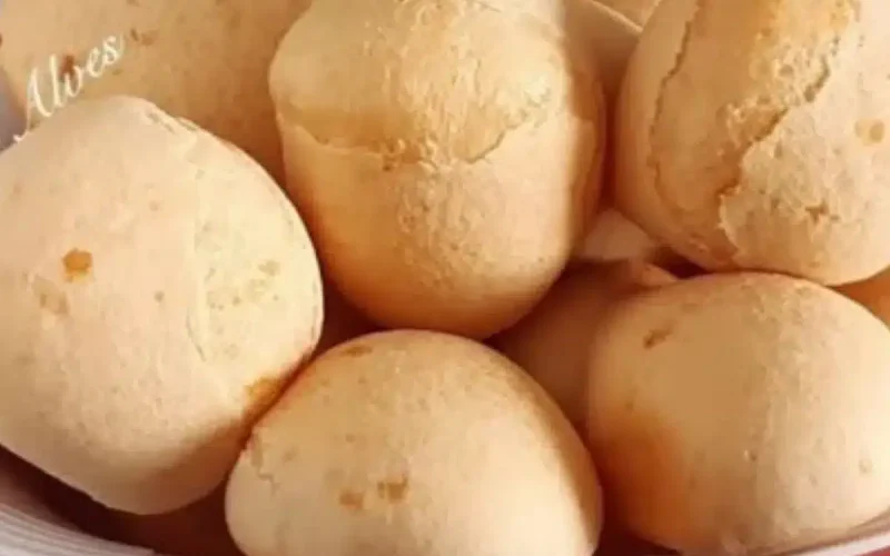Delicioso pão de queijo sem ovo: apenas três ingredientes e sem óleo, que mantém a textura perfeita!
