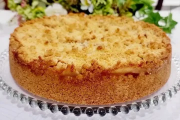 Deliciosa torta de maçã com recheio cremoso e crosta amanteigada aromatizada com canela para encantar a todos